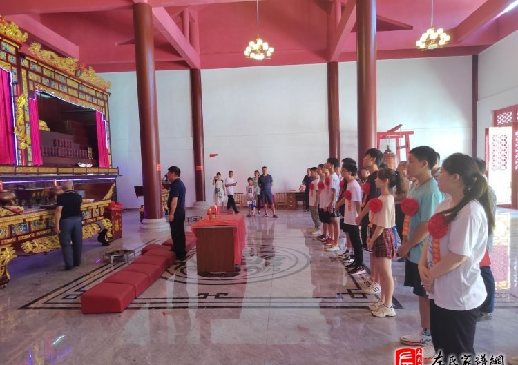 zuo_5534ba41dbe8e63d1e4ff9.jpg